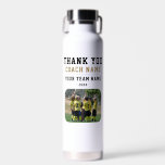 Dank u wel Coach Team Naam Foto Waterfles<br><div class="desc">Dank u Coach Team Naam Foto Waterfles. Personaliseer met je coachnaam,  teamnaam,  teamfoto en jaar. U kunt elke tekst op de fles wijzigen of wissen. Een geweldig cadeau en een aandenken voor een voetbal coach! Laat het team de niet-ontworpen gebieden ondertekenen met een permanente markering met een fijn punt.</div>