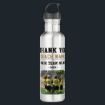 Dank u wel Coach Team Naam Foto Waterfles<br><div class="desc">Dank u Coach Team Naam Foto stalen waterfles. Personaliseer met je coachnaam, teamnaam, teamfoto en jaar. U kunt elke tekst op de fles wijzigen of wissen. Een geweldig cadeau en een aandenken voor een voetbal coach! Laat het team de niet-ontworpen gebieden ondertekenen met een permanente markering met een fijn punt....</div>