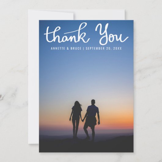 Dank u witte typografie script bruiloft foto bedankkaart (Voorkant)