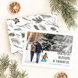 Dankbaar & Dankbaar Familie Foto Kerst Kaart<br><div class="desc">Beleef de warmte van het seizoen met deze elegante "Dankbare & Dankbare Familiefoto Kerstfoto Kaart." Met een prachtige winterscène met besneeuwde bomen viert dit rustieke maar moderne ontwerp dankbaarheid, zegeningen en familie. De minimalistische esthetiek met aardse greens en witte creëer's heeft een kalmerende, vredige toon, terwijl de aangepaste foto en...</div>
