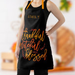 dankbaar dankbaar gezegende naam Sinaasappel geel  Schort<br><div class="desc">Dankbaar Dankbaar Gezegend Naam Oranje Geel Zwart> Geweldige inspirerend woorden te draag voor Thanksgiving en het hele jaar door, in een groot elegant script, de woorden van dankbaarheid Dankbaar Gezegend in de levendige kleuren van herfst op een zwarte achtergrond die kan worden veranderd in een andere kleur als u dat...</div>