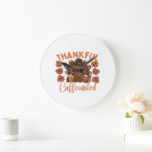 Dankbaar En Gecaffeïneerd Grappige Thanksgiving Ko Grote Klok (Huis)