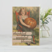 Dankbaar, gezegend | Meisje met pompoen Feestdagenkaart (Staand voorkant)