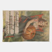 Dankbaar, gezegend | Meisje met pompoen Theedoek (Horizontaal)