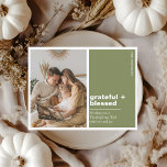 Dankbaar   Gezegende Groene Thanksgiving Foto Briefkaart<br><div class="desc">Vier het seizoen van dankbaarheid met deze Dankbare Gezegende Thanksgiving fotokaart in een warm olijfgroen palet. Met een modern split-design met uw familiefoto aan de ene kant en oprechte vakantiewensen aan de andere kant, combineert deze minimalistische kaart perfect elegantie en gezelligheid. Een tijdloze manier om liefde, vreugde en zegeningen te...</div>