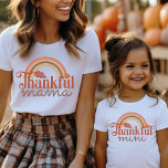 Dankbaar Mama Sinaasappel Regenboog Mama en Ik Mat T-shirt<br><div class="desc">Mama en ik herfst ontwerp "dankbare mama" met boho regenboog in herfstkleuren van geel,  sinaasappel,  groen en bruin. Vind bijpassend "mini" shirt in mijn collectie "mama en ik bijpassende design".</div>