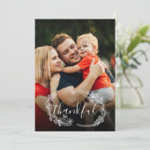 Dankbaar rustiek bloemenschrift foto Thanksgiving Feestdagenkaart (Staand voorkant)