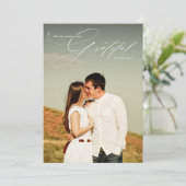 Dankbaar Witte Script Calligrafie Volledige Foto Feestdagenkaart (Staand voorkant)