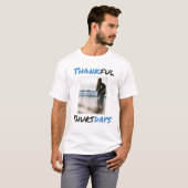 Dankbaarheid in beweging T-shirt – Draag de energi (Voorkant volledig)