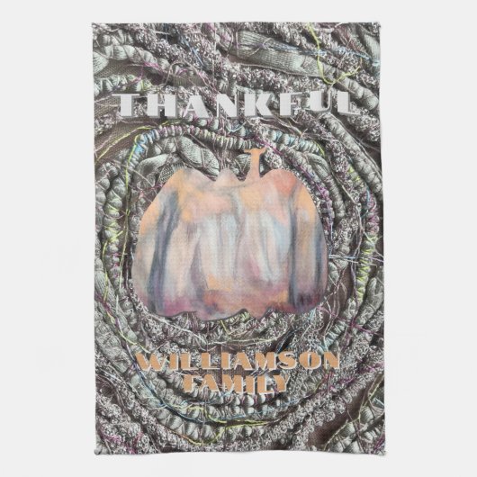 Dankbare familienaam script pompoen rustieke herfs theedoek (Verticaal)