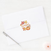 Dankbare pompoen en herfstbladeren ronde sticker (Envelop)