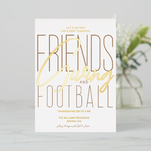 Dankbare Vriendschap Football Thanksgiving Partij Folie Uitnodiging (Staand Voorkant)