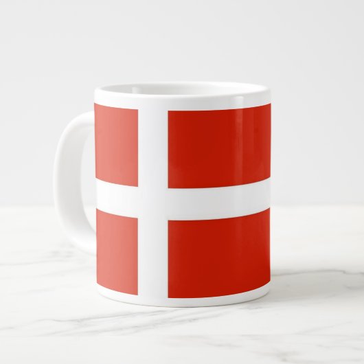 Dannebrog; de officiële vlag van Denemarken Grote Koffiekop (Links)