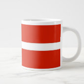 Dannebrog; de officiële vlag van Denemarken Grote Koffiekop (Rechts)