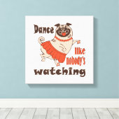 Dans alsof niemand naar meiden kijkt Pug Dog Canvas Afdruk (Insitu (Houten vloer))