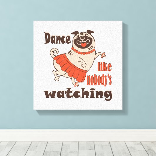 Dans alsof niemand naar meiden kijkt Pug Dog Canvas Afdruk (Insitu (Houten vloer))