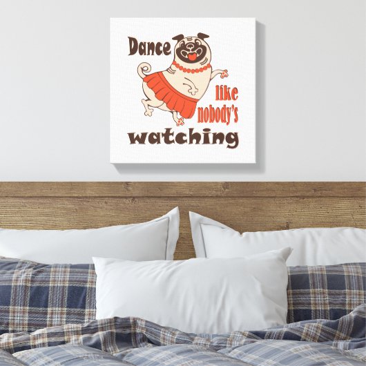 Dans alsof niemand naar meiden kijkt Pug Dog Canvas Afdruk (Insitu (Slaapkamer))