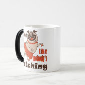 Dans alsof niemand naar meiden kijkt Pug Dog Magische Mok (Voorkant links)
