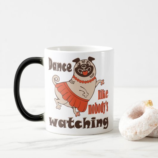 Dans alsof niemand naar meiden kijkt Pug Dog Magische Mok (Met donut)