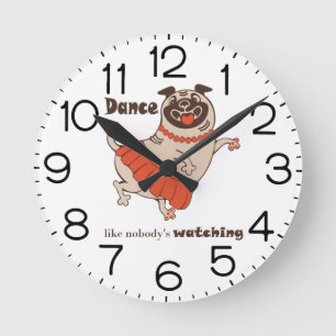 Dans alsof niemand Pug Girl bekijkt Ronde Klok