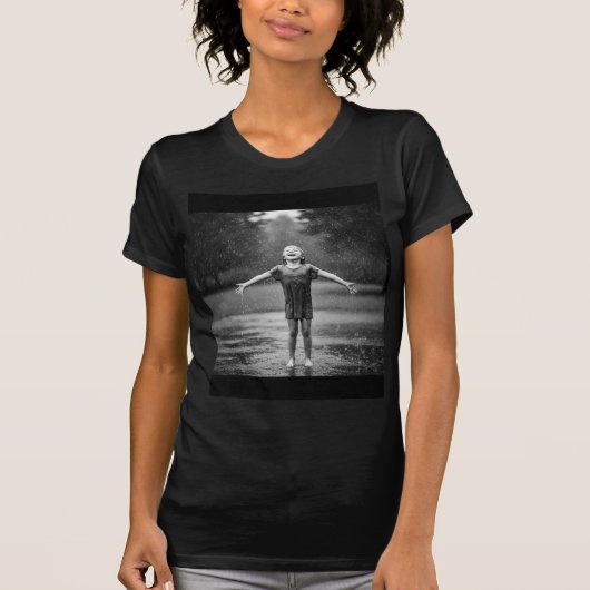 Dans de regen – Inner Child Joy Fotografie T-shirt (Voorkant)