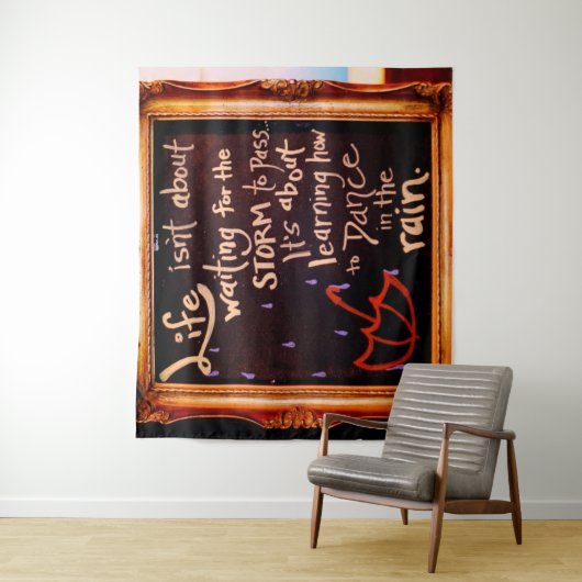 Dans in de regen, Life citeert expressies Wandkleed (In situ)