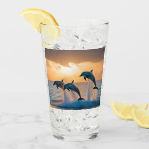 Dansen in de schemering: drie dolfijnen springen glas