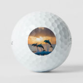 Dansen in de schemering: drie dolfijnen springen golfballen (Voorkant)