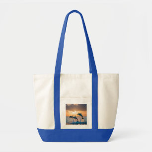 Dansen in de schemering: drie dolfijnen springen tote bag