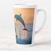 Dansen in de schemering: drie springende dolfijnen latte mok (Rechts)