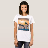 Dansen in de schemering: drie springende dolfijnen t-shirt (Voorkant volledig)