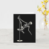 Dansend skelet op paal grappig Halloween Kaart (Gele Bloem)