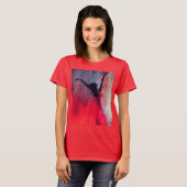 Dansende dame in rood T-shirt (Voorkant volledig)
