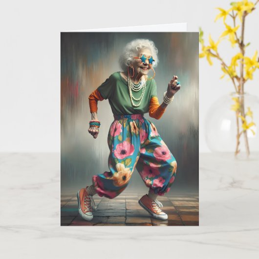 Dansende hippe oude dame voor verjaardag kaart (Gele Bloem)