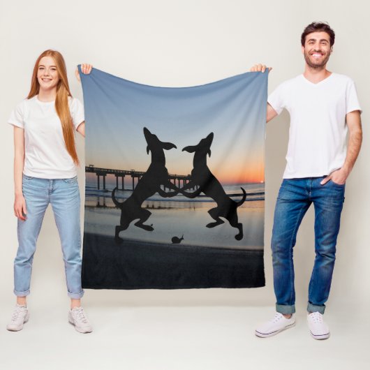 Dansende Honden op het Strand Fleece Deken (In situ)