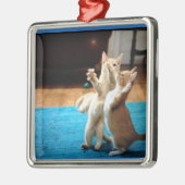 "DANSENDE KITTENS" KERSTVERSIERING METALEN ORNAMENT (Links)