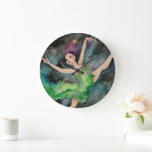 Dansende klok met het universum aan de muur (Huis)