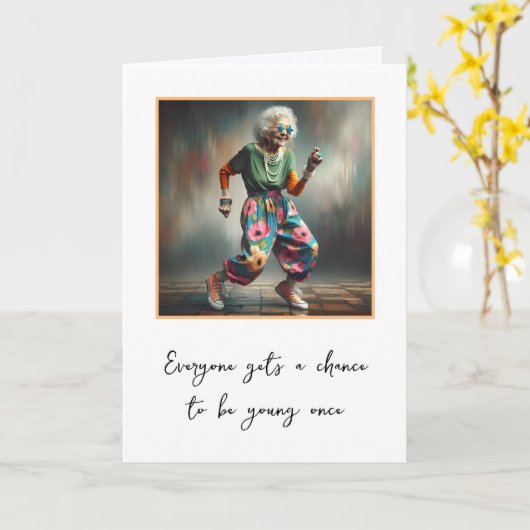 Dansende oude dame voor het ouder worden kaart (Gele Bloem)