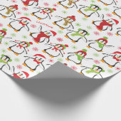 Dansende Penguins Red en Green Pattern Kerstmis Cadeaupapier (Hoek)