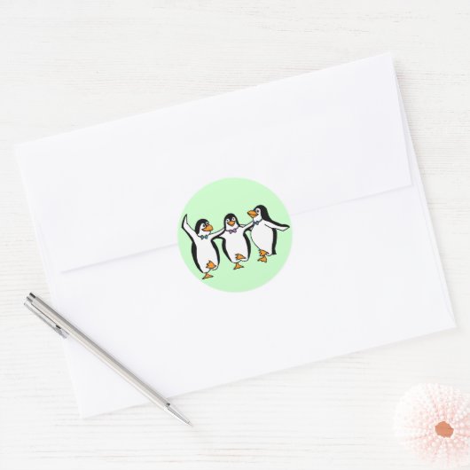 Dansende pinguïns ronde sticker (Envelop)