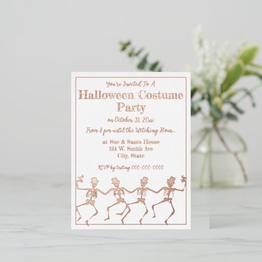 Dansende Skeletten Halloween Party Gold/Silver Folie Uitnodiging Briefkaart (Staand Voorkant)