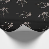 Dansende skeletten op zwart cadeaupapier (Hoek)