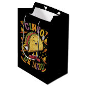 Dansende Taco Grappig Cinco De Mayo Feest Feestje Medium Cadeauzakje (Voorkant Gekanteld)