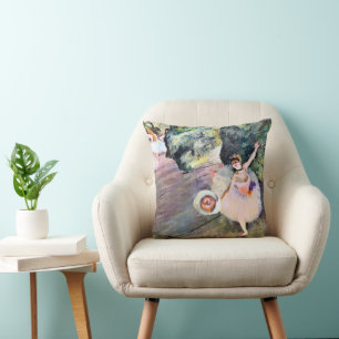Danser met een bloemenboeket door Edgar Degas Kussen