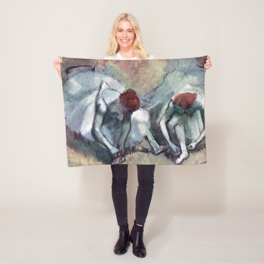 dansers die hun schoenen binden, Edgar Degas Fleece Deken (In situ)