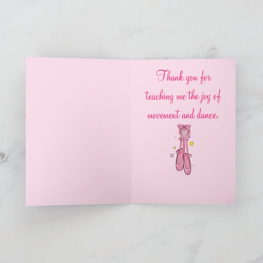 Dansleraar bedankt met hangende balletschoenen (Binnen)