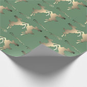 Dansrenrenrenrendier over groene "pretkerst" cadeaupapier (Hoek)