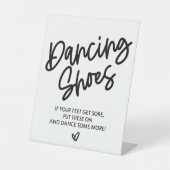 Dansschoenen voor boodschappenteken met een winkel reclamebord met voetstuk (Voorkant)