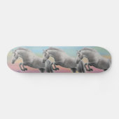 Dapapped Gray Horse Jumping Skateboard (Horizontaal)