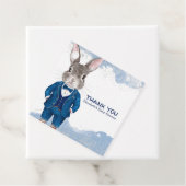 Dapper Boy Bunny in een blauw pak en Bowtie Bedankjes Labels (In situ)